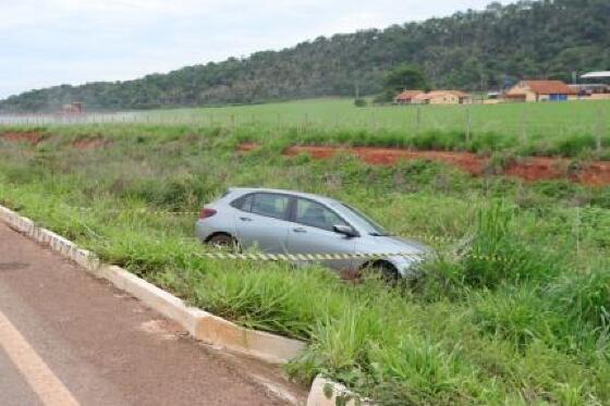 Homem é encontrado morto com marcas de tiros ao lado de carro abandonado em rodovia