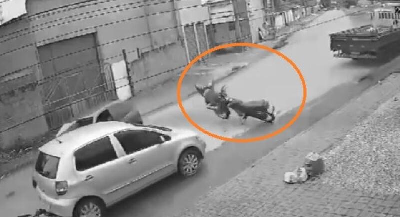 Motociclista tenta ultrapassagem, é arremessado, dá cambalhota no ar e se livra de atropelamento; veja vídeo