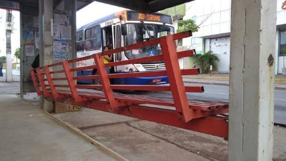 Jovem é atacado com faca enquanto espera ônibus em Várzea Grande