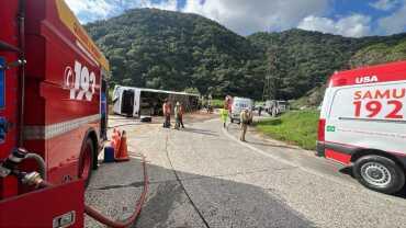 Ônibus com destino ao Beto Carrero tomba na Serra Dona Francisca e deixa feridos na SC-418